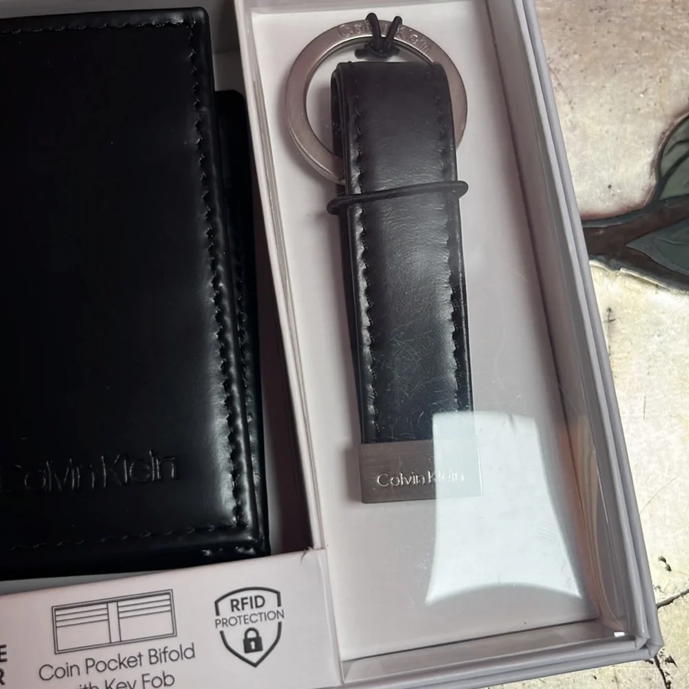 Calvin klein genuine leather bifold wallet with matching key fob